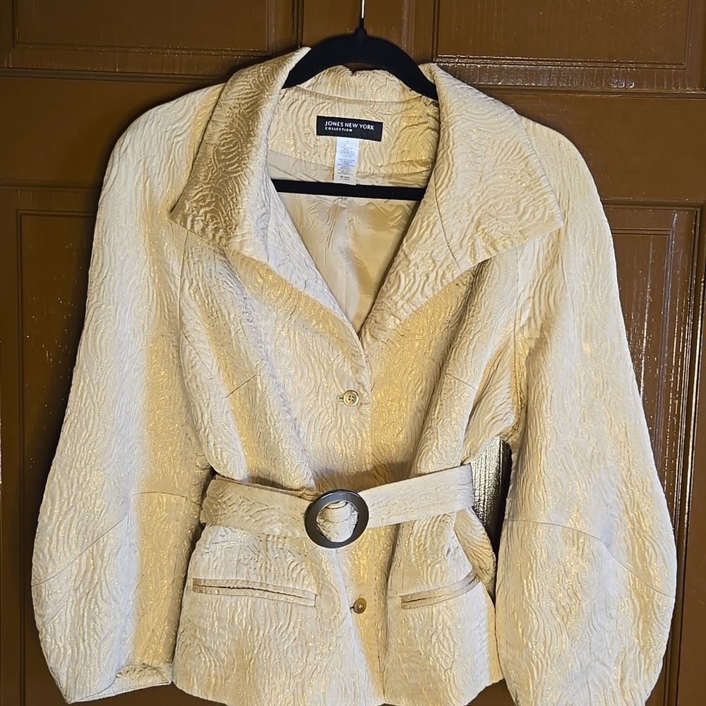 Jones N.Y.-Cream textured short cream jkt with belt Sz L
